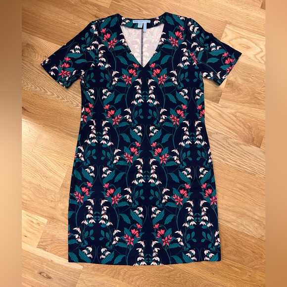 Draper James navy/pink/green floral short sleeved v-neck shift dress, size M - Picture 1 of 10